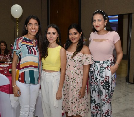 Elena Paredes, Victoria Lupi, Gabriela Sánchez y Andrea Contreras