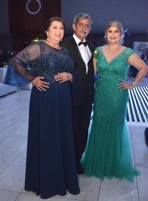 La familia de la novia, Gloria y Mauricio Reyes con Gloria de Pérez.