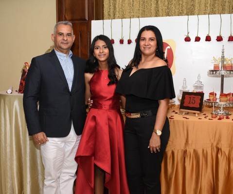 La quinceañera con sus padres, Luis Estrada y Aleyda Sabillón.