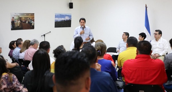 Hernández continúa con la socialización de la Ley de Alivio de Deuda con trabajadores de maquila 