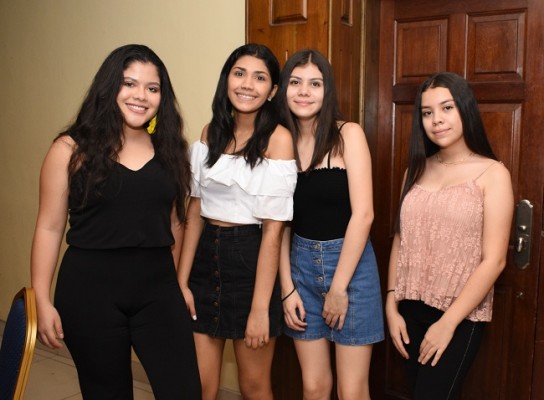 Lidia Dávila, Keren Savillón, Megan Villanueva y Sharon Villanueva
