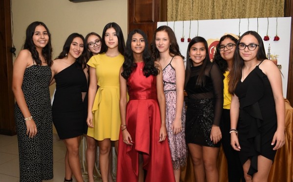 Nathaly Estrada Sabillón con sus amigas de la EIS
