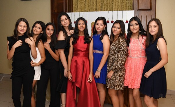 Nathaly Estrada Sabillón con sus compañeras de estudio en la Agape Christian Academy