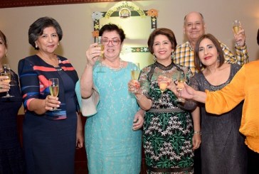 ¡Un brindis! por la clase 74 del IDE