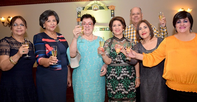 ¡Un brindis! por la clase 74 del IDE
