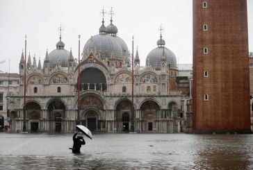 Venecia se ‘ahoga’ con insólita marea alta que causó severos daños