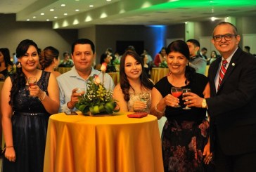 Coctel UTH: Brindis por el éxito alcanzado en su vida profesional