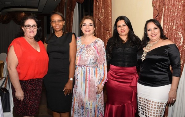 El grupo de emprendimiento, Lessy Castillo, Jennifer Blanco, Walquiria Ochoa, Ana Silva y Yolany Zepeda