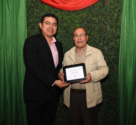 El presidente de Usula Rotary Club 2019-2020, Marlon Mejía, entregó la placa de reconocimiento a Max Morales.