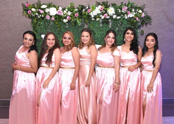 Las damas del cortejo de la novia: Jenny Aguilar, Keren Guevara, Heidy Rodríguez, Lorena Guardado, Joseph Paredes, Isis Paz y Gracia Villeda.