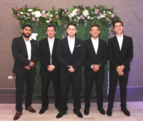 Los caballeros del cortejo de bodas: Ariel Villacorta, René Medina, Kevin Villacorta, Samuel Guardado y Obed Guevara.