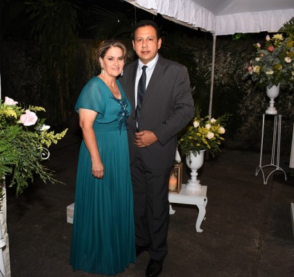 Los padres de la novia, José Alfredo Paredes y Reina García