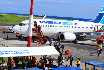 Llega a Roatán vuelo inaugural de la compañía WestJet con más de 130 turistas canadienses