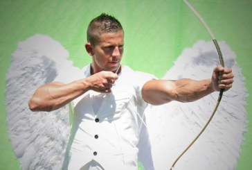 ‘El cura sexy’: un sacerdote que trabaja de modelo revoluciona las redes con sus fotos