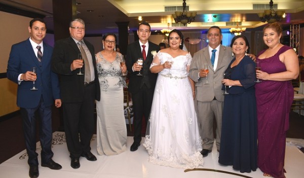 El padrino de bodas, Carlos Alvarado, Elisandro Alvarado, Ana Alvarado, Eli Francisco Alvarado, Vilma Mencía Andino, Guillermo Mencía, Vilma de Mencía y la madrina de bodas, Doris Chinchilla.