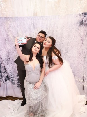 Con el carisma que los define, los esposos Aguilar Bohorquez se tomaron un sinfin de selfies con sus más allegados e invitados en general