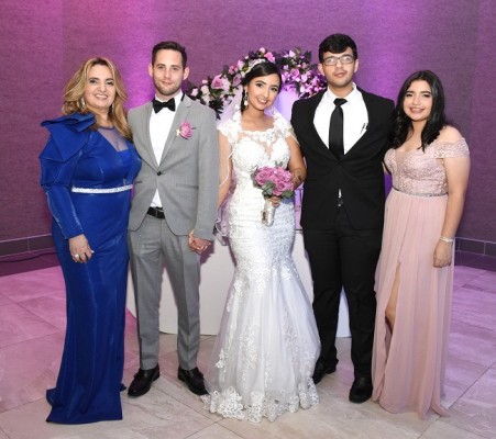 La madre de la novia, Sherly Paz, Simón Mathew Dorn, Andrea Patricia Chavarría Paz, Jorge Chavarría y Sherly Chavarría.