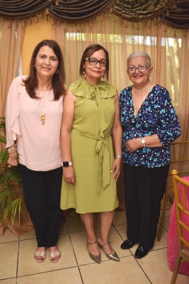 Lizeth García, Sandra Acevedo y Rebecca de Mejía.