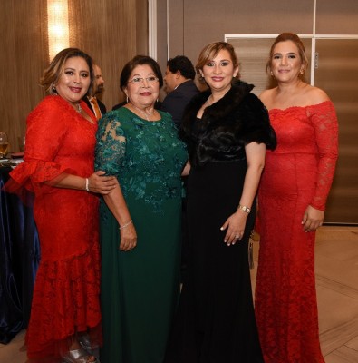 Mirna, Francisca y Jenny Carrión, junto a Karla Avelar