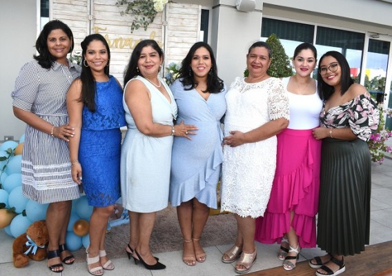Nancy Miranda, Mayra Trejo, María Trejo, Vivian Trejo de Gaído, Diana Cuellar y Brenda Luna