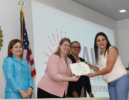 90 mujeres se gradúan con éxito de la Academia de Mujeres Emprendedoras AWE