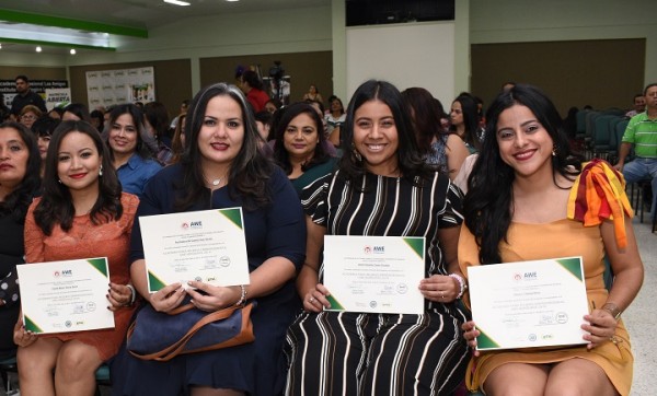 90 mujeres se gradúan con éxito de la Academia de Mujeres Emprendedoras AWE
