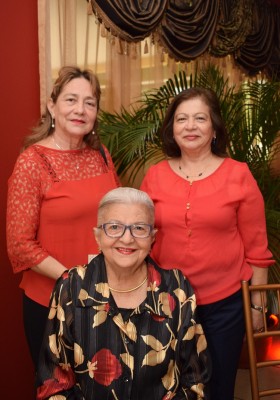 Carmen de Mena, Flavia Osorio y Rebecca de Mejía.