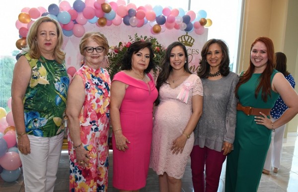 Con las oferentes de su baby shower, Sussy de Lagos, Yolanda de Rápalo, Lucy de García y su hija, Cindy Carolina García de Hernández, Eneyda Martínez y Tania Jaar.