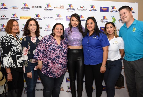 Angie Flores recibida como una celebridad al llegar a Honduras