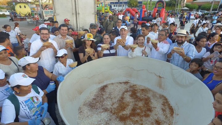 Con éxito elaboran el pozol más grande del mundo en Choluteca