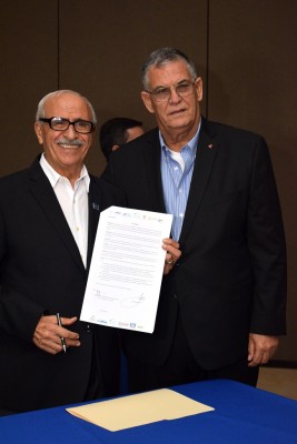 Juan Bendeck de Teleprogreso fue uno de los medios de comunicación que también firmó el convenio.