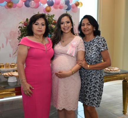 Lucy de García junto a su hija Cindy Carolina y la abuela paterna, María Luisa de Hernández