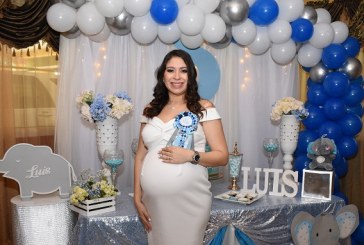 Regalitos en azul para el bebé de Nancy Obando de Paz