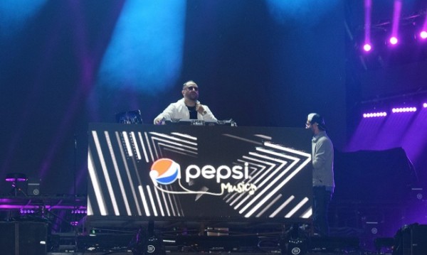 DJ Allan Vallecillo durante su grandiosa mezcla musical en la antesala del concierto de Juanes y Piso 21