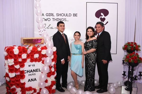 La familia Chiuz-Flores: Jorge Chiuz Jr, Ana Chiuz, Isis Flores de Chiuz y Jorge Chiuz.
