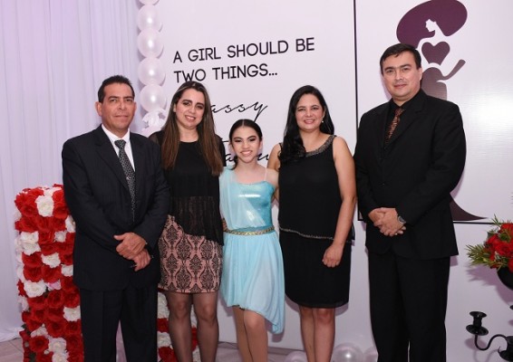 La quinceañera junto a sus padrinos, Alejandro Arauz, Ana Palma, Emilia de Lizardo y Mario Lizardo, amigos de sus padres desde siempre.