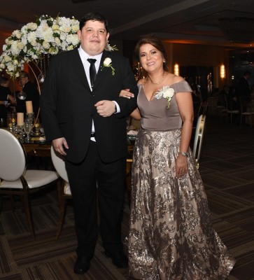 Los distinguidos padres de la novia, Raúl Fajardo y Carmen López