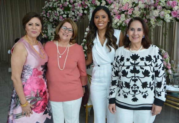 Magda de Hernández, Lorena Becerra, Wendy Calix y Laura Turcios