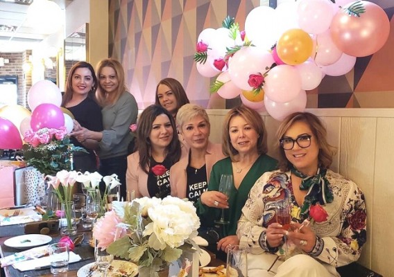 María Elena Rodríguez festejando su cumpleaños con un grupo de amigas.
