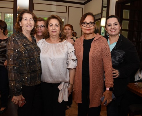 Rabab Handal, Rita Simón, Yolanda Ganineh, Sandra Acevedo y Sherly Paz
