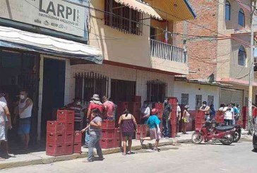 Peruanos hacen largas filas para comprar cerveza en plena cuarentena