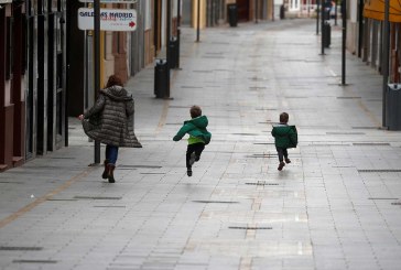 Tras 44 días de estricto encierro, los niños vuelven a las calles en España