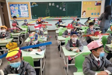 Así mantienen el distanciamiento en las escuelas de China luego que los niños retornaron a clases