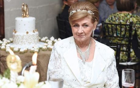 Doña Bertha Nelly Pineda de Valladares cumplió 79 años. La especial dama fue sosrprendida con un íntimo festejo por su familia. Congratulaciones!!