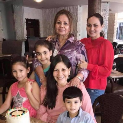 Felicidades a Andrea Córdoba que fue festejada en familia por su cumpleaños