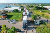 Los primeros 15 módulos del hospital móvil son trasladados a San Pedro Sula para iniciar su instalación