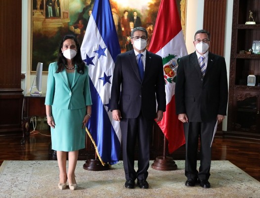 Diez nuevos embajadores presentan cartas credenciales al presidente Hernández