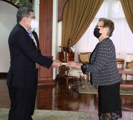Diez nuevos embajadores presentan cartas credenciales al presidente Hernán