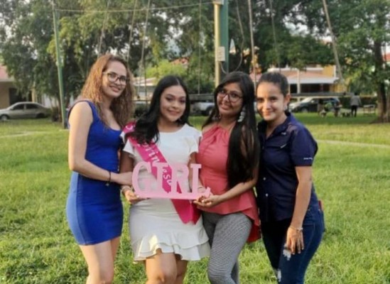 Yamileth Bautista, mama Gabriela Quevedo, Tania Casasola y Nora Guzmán