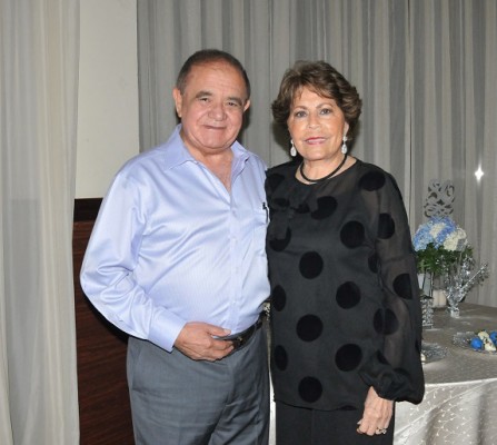 Alberto Díaz Lobo junto a su gentil esposa, doña Nena Marinakys de Díaz Lobo